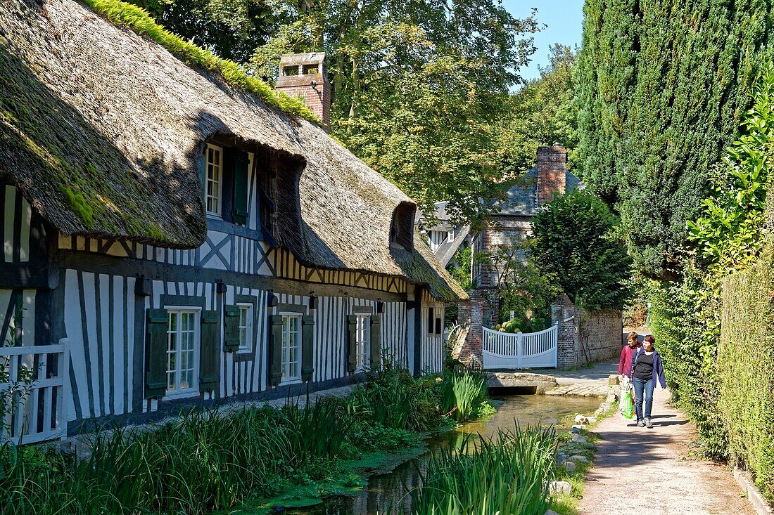 France,Seine Maritime,Pays de Caux,Cote d'Albatre (Alabaster Coast),Veules les Roses,The Most Beautiful Villages of France,the village of Veules les Roses is crossed by the Veules,famous river for the short length of its course (1100 m),cottage on the banks of the Veules