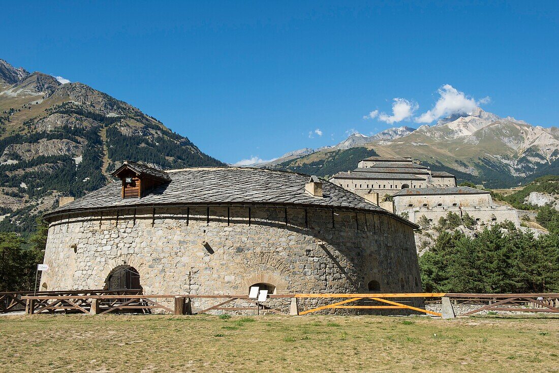 Savoie,Haute Maurienne,Aussois,die Festungen von Esseillon Victor Emmanuel,Fort Marie Christine auf der anderen Seite des Arc und der Zahn Parrachee in den Wolken