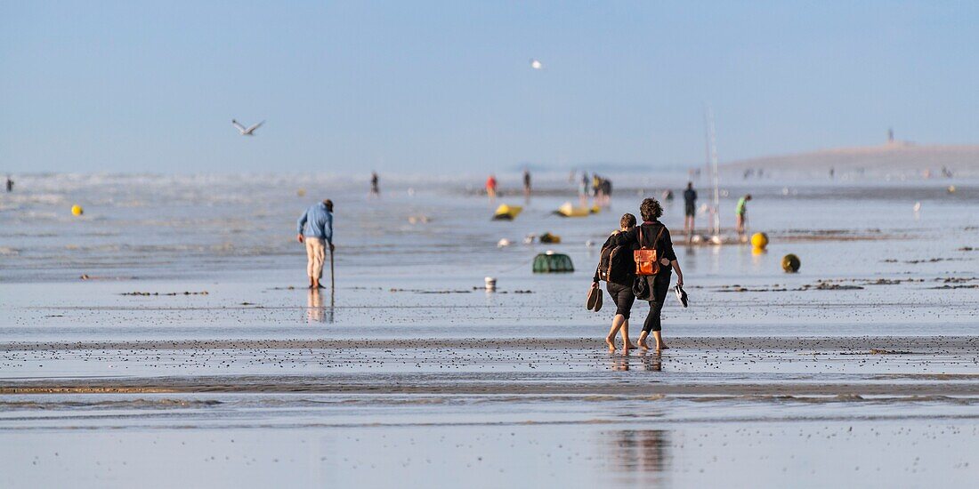 Frankreich,Somme,Ault,Spaziergänger am Strand von Ault