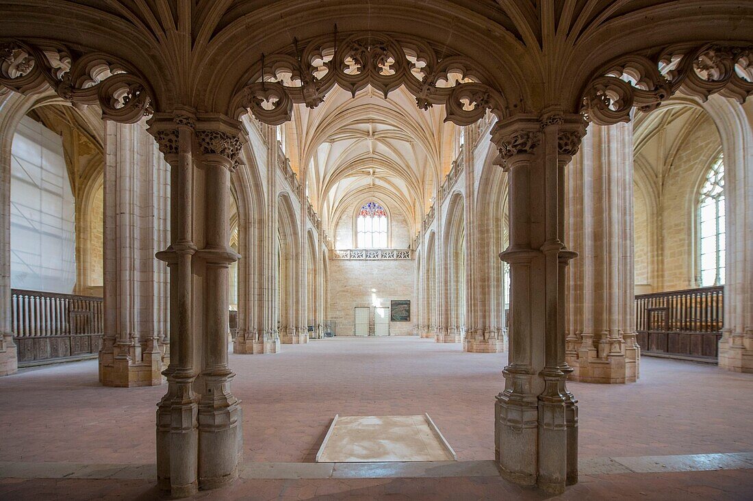 Frankreich,Ain,Bourg en Bresse,Königliches Kloster von Brou,2018 restauriert,Kirche Saint Nicolas de Tolentino,Meisterwerk der Flamboyant-Gotik,das große Kirchenschiff beherbergt kulturelle Darbietungen von der Jube aus gesehen