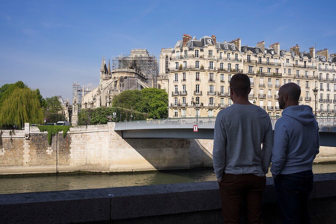 Frankreich,Paris,Kathedrale Notre Dame de Paris,zwei Tage nach dem Brand, 17. April 2019,Touristen, die die Kathedrale von der Insel Saint Louis aus betrachten