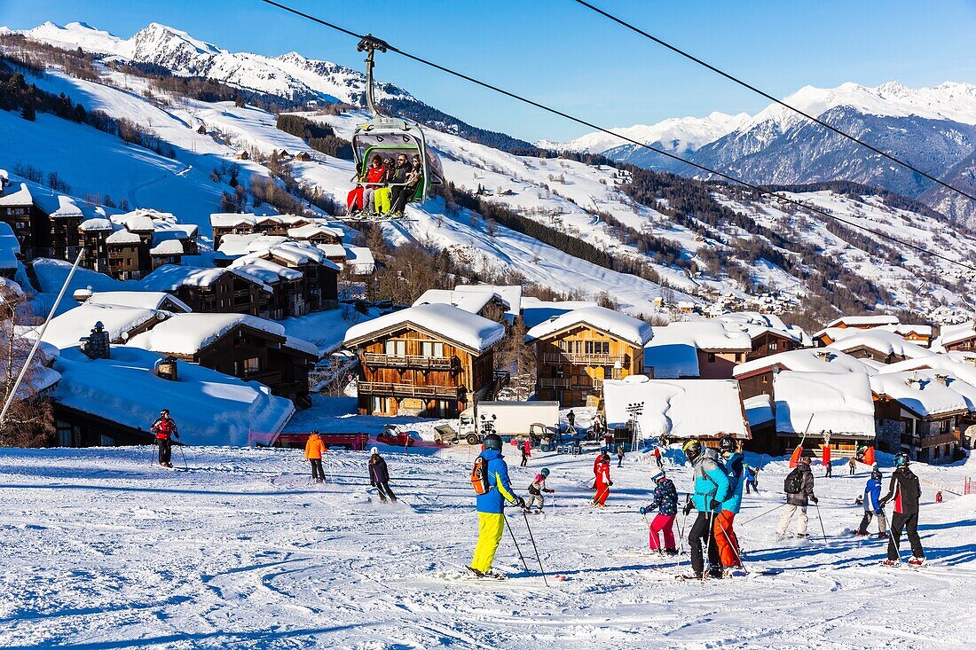 Frankreich,Savoie,Valmorel,Tarentaise-Tal,Massiv der Vanoise,Blick auf den Sessellift Altispace und das Massiv des Beaufortain