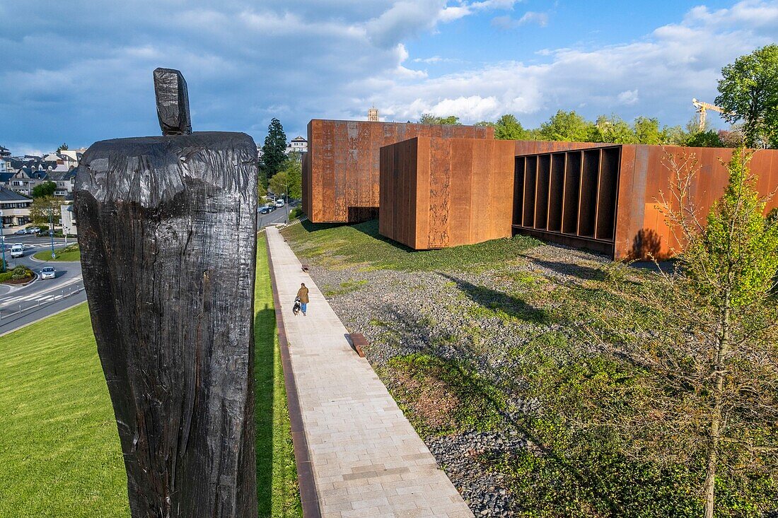 France,Aveyron,Rodez,the Soulages (1919-2022) Museum,designed by the Catalan architects RCR associated with Passelac & Roques,Christian Lapie statue