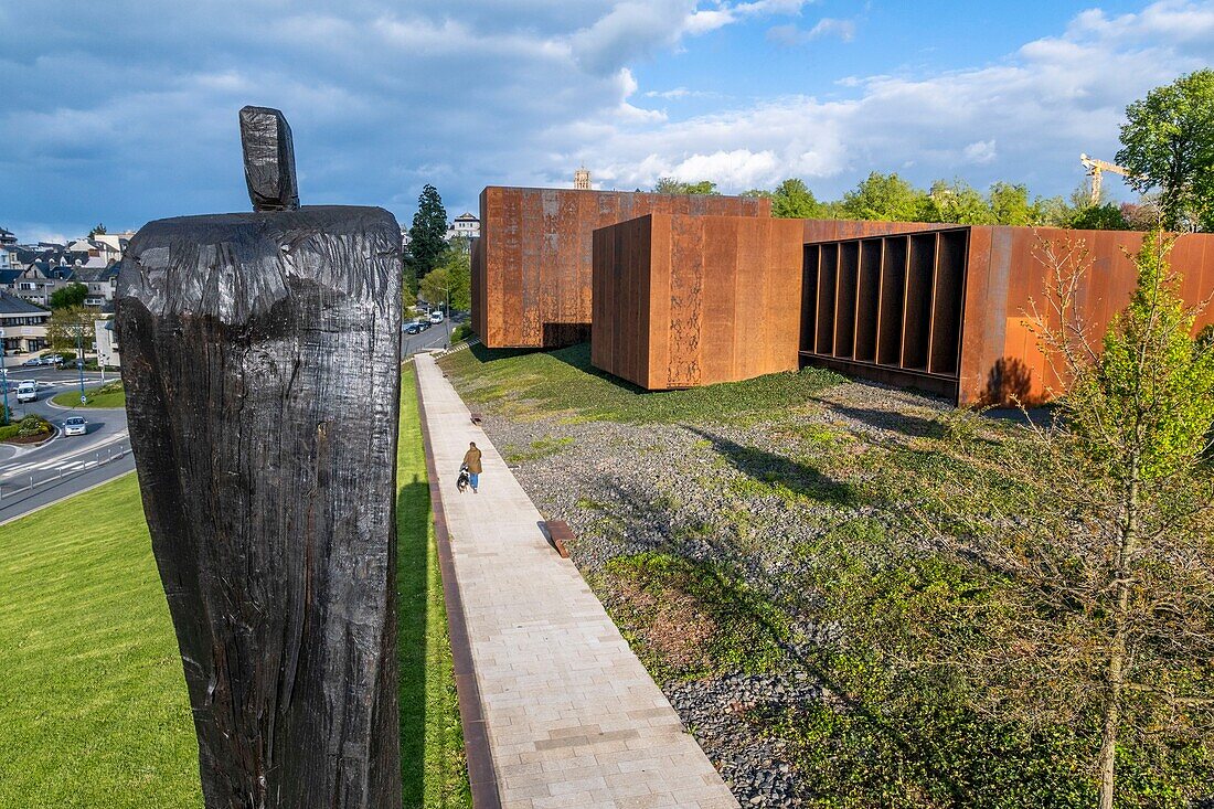 Frankreich,Aveyron,Rodez,das Museum Soulages (1919-2022),entworfen von den katalanischen Architekten RCR in Zusammenarbeit mit Passelac & Roques,Statue von Christian Lapie