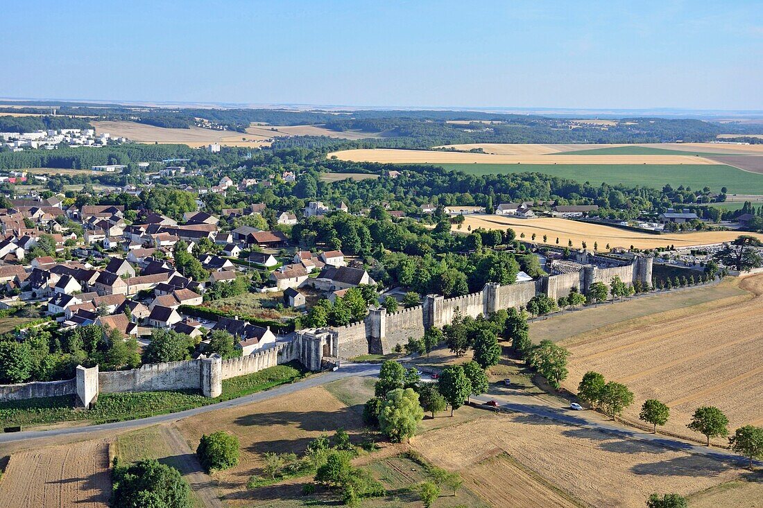 Frankreich,Seine et Marne,Provins,von der UNESCO zum Weltkulturerbe erklärt,Oberstadt und Stadtmauer (Luftaufnahme)