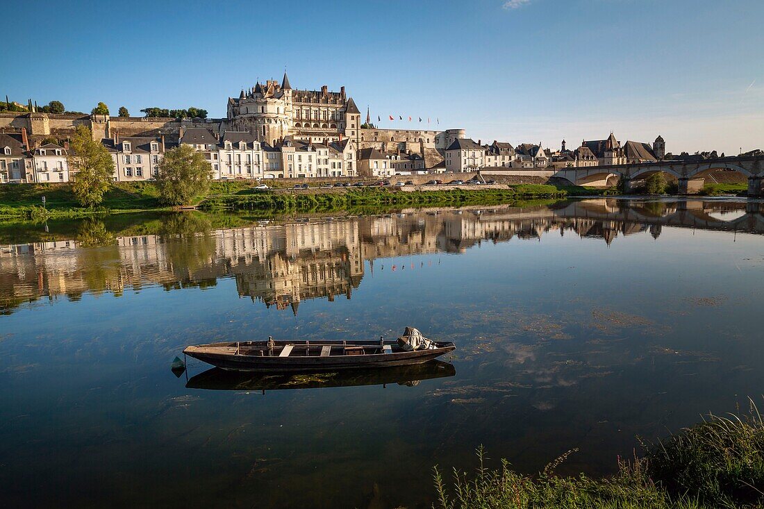 Frankreich,Indre et Loire,Loiretal als Weltkulturerbe der UNESCO,Amboise,Schloss Amboise,das Schloss von Amboise vom Dile d'Or über der Loire