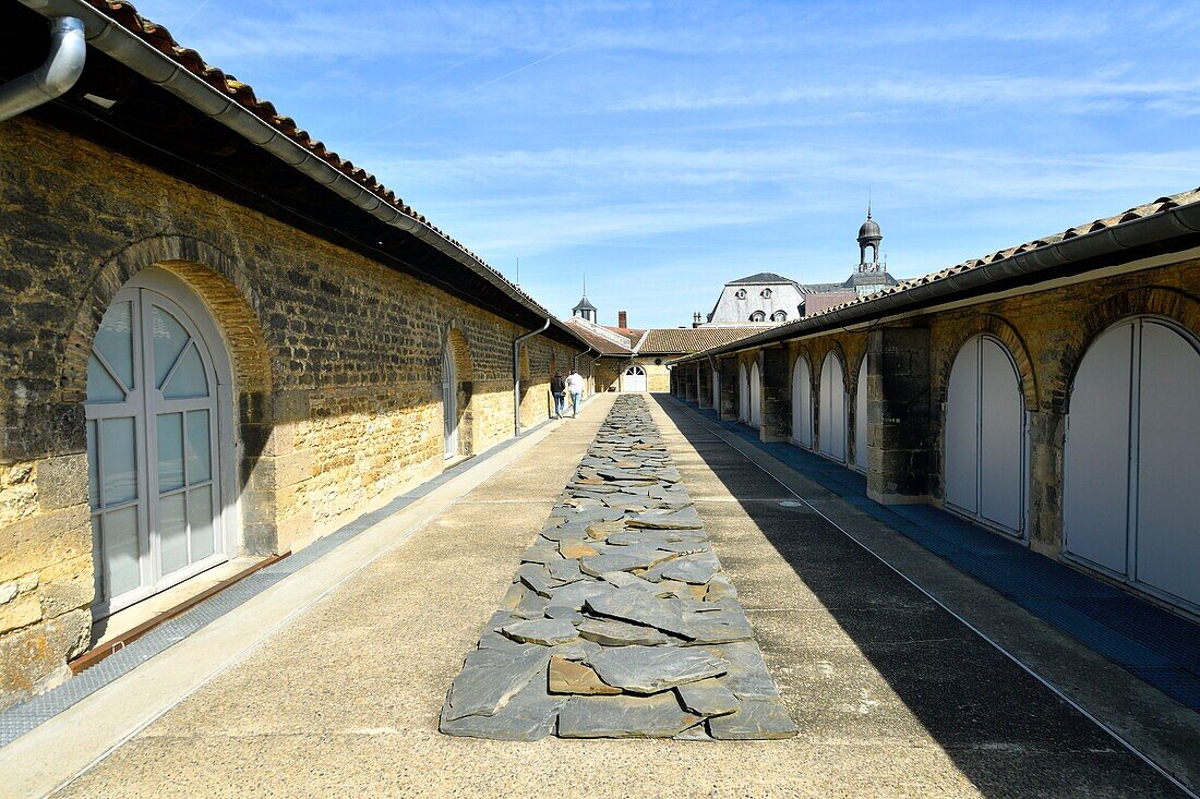 Frankreich,Gironde,Bordeaux,von der UNESCO zum Weltkulturerbe erklärtes Gebiet,Stadtviertel Chartrons,Zentrum für zeitgenössische bildende Kunst von Bordeaux (CAPC) im ehemaligen Lagerhaus Laine aus dem 19. Jahrhundert, das 1983 eingeweiht wurde,Installation (1985) von Richard Long mit dem Titel Line of slate