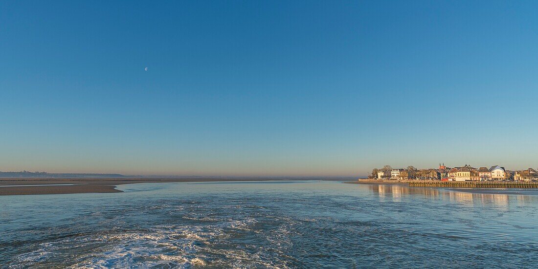 Frankreich,Somme,Baie de Somme,Le Crotoy,Winter,Le Crotoy vom Spülteich aus gesehen,die Strudel im Vordergrund sind auf das Wasser zurückzuführen, das aus den Schleusen strömt, um die Sedimentablagerungen zu verjagen und gegen die Verschlammung der Bucht zu kämpfen