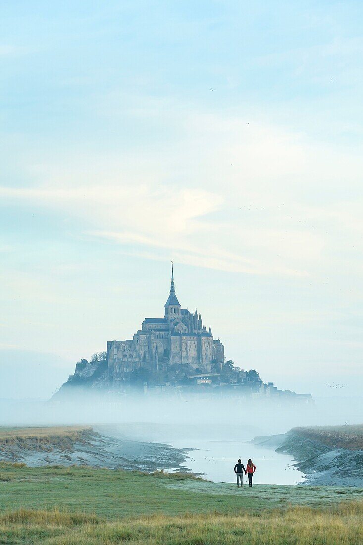 Frankreich,Manche,der Mont-Saint-Michel,Blick auf die Insel und die Abtei bei Sonnenaufgang von der Mündung des Couesnon