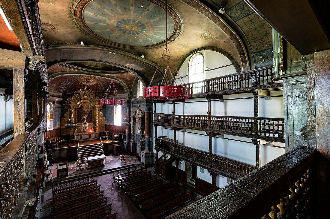 Frankreich,Pyrenees Atlantiques,Baskenland,Cambo les Bains,die Kirche Saint Laurent aus dem 17. Jahrhundert und die Holzgalerien des Kirchenschiffs