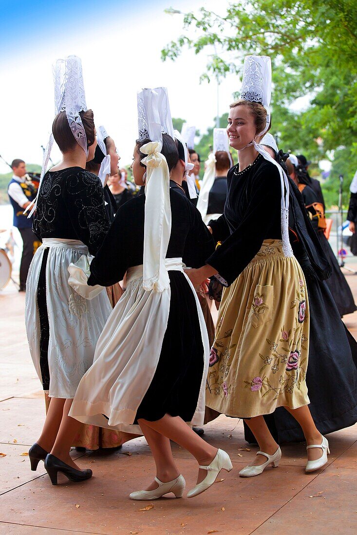 France,Finistere,Embroiderers' Festival of Pont l'Abbé,Dances of the Circle Bagad Kelc'h Keltieg of Combrit