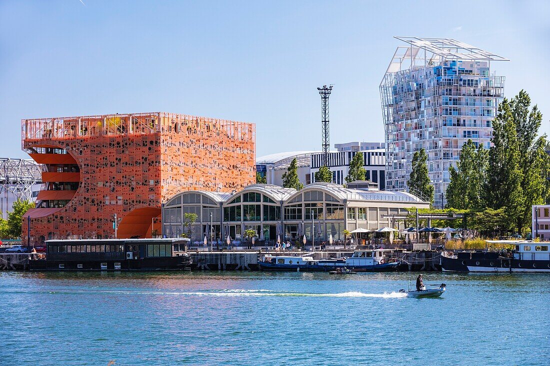 Frankreich,Rhone,Lyon,Stadtviertel La Confluence südlich der Presqu'ile,in der Nähe des Zusammenflusses von Rhone und Saone,Quai Rambaud entlang der ehemaligen Docks,Pavillon des Salins auch Cube Orange genannt von den Architekten Dominique Jakob und Brendan Mac Farlane und Ycone Wohngebäude des Architekten Jean Nouvel