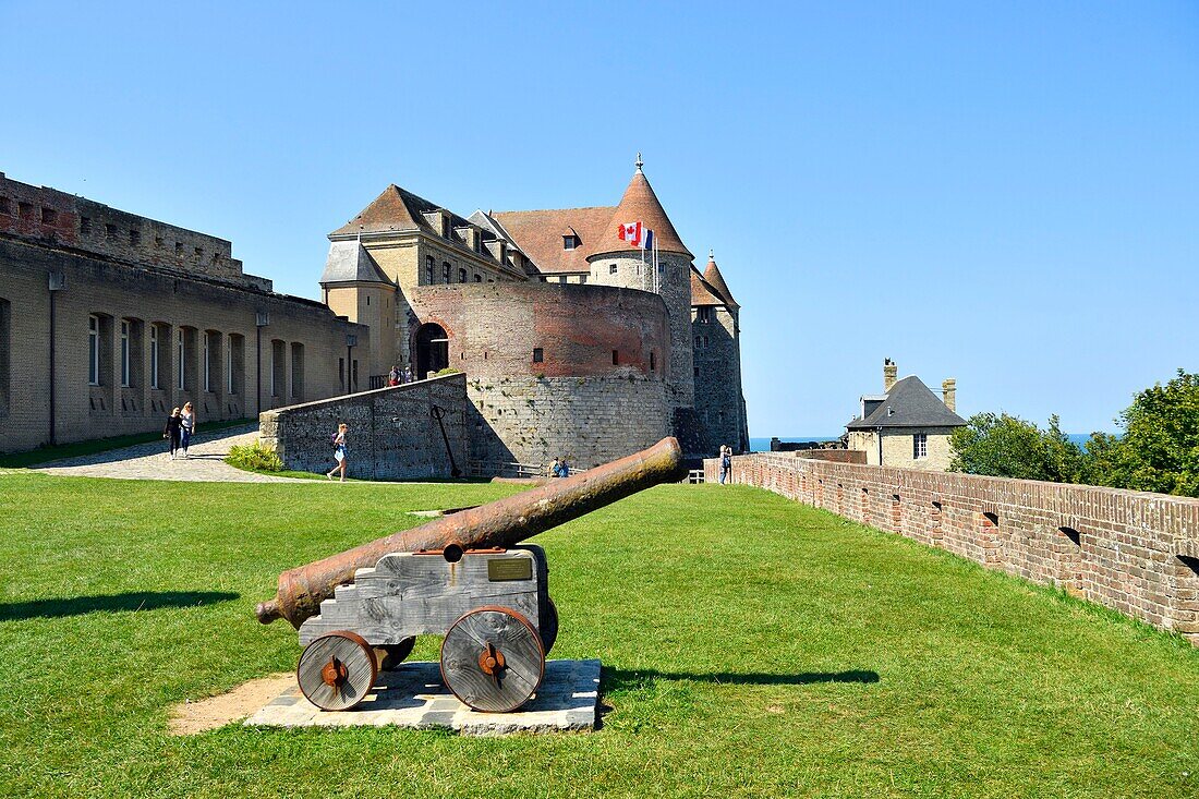 Frankreich,Seine Maritime,Pays de Caux,Cote d'Albatre (Alabasterküste),Dieppe,Schlossmuseum,Schloss Dieppe aus dem fünfzehnten Jahrhundert,Kanonen auf den Wällen