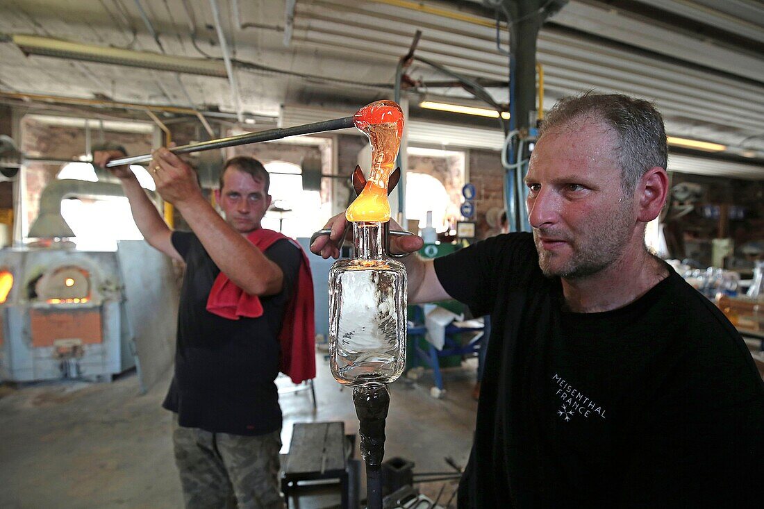 Frankreich,Moselle,Meisenthal,Internationales Zentrum für Glaskunst (CIAV),Halle à hot,Der Glasmachermeister Jean Marc Schilt (L) bei der Glasbearbeitung mit Sebastien Maurer (R)