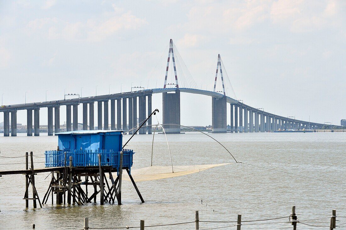 Frankreich,Loire Atlantique,Pays de la Loire,Saint Brevin les Pins,Fischerei im Mündungsgebiet der Loire,Fischerhütten und Brücke von Saint-Nazaire im Hintergrund