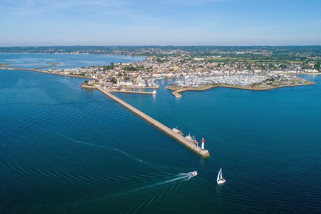 Frankreich,Manche,Saint Vaast la Hougue,die Stadt und der Hafen (Luftaufnahme)