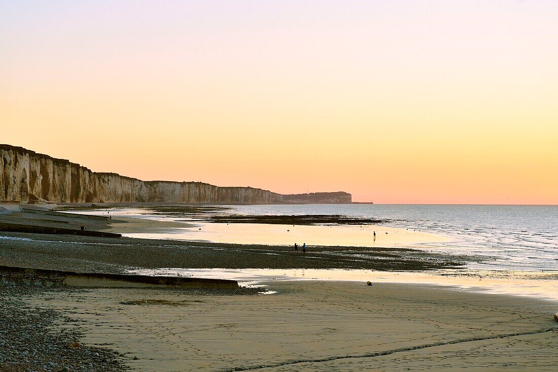 Frankreich,Normandie,Seine Maritime,Pays de Caux,Cote d'Albatre,Veules les Roses,Die schönsten Dörfer Frankreichs,der Strand und die Steilküste