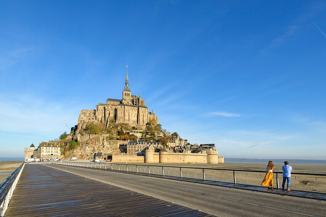 Frankreich,Manche,der Mont-Saint-Michel,Blick auf die Insel und die Abtei bei Sonnenaufgang von der neuen Straße aus