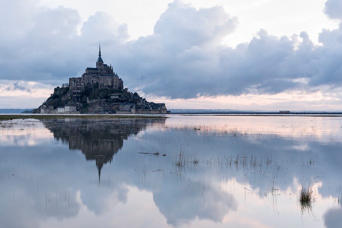 Frankreich,Manche,Bucht von Mont Saint Michel, Weltkulturerbe der UNESCO,Abtei von Mont Saint Michel, Sonnenaufgang