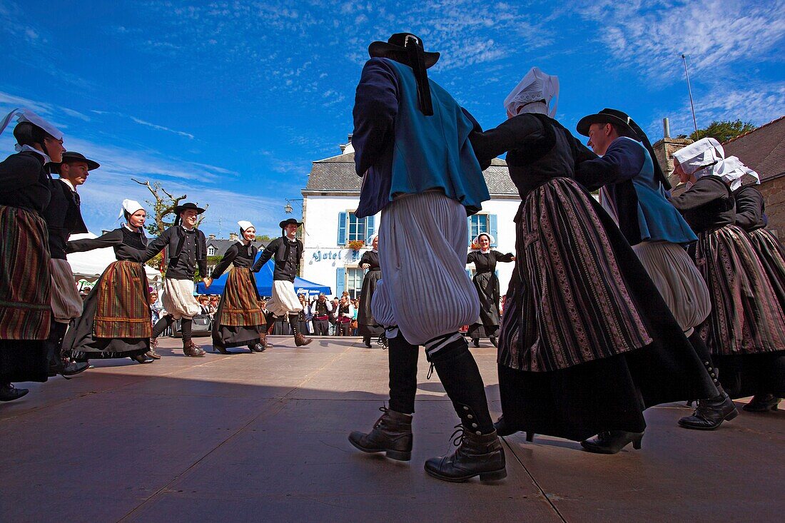 France,Finistere,Gorse Flower Festival 2015 in Pont Aven,Cercle Beuzeg Ar C'hap Beuzec Cap Sizun