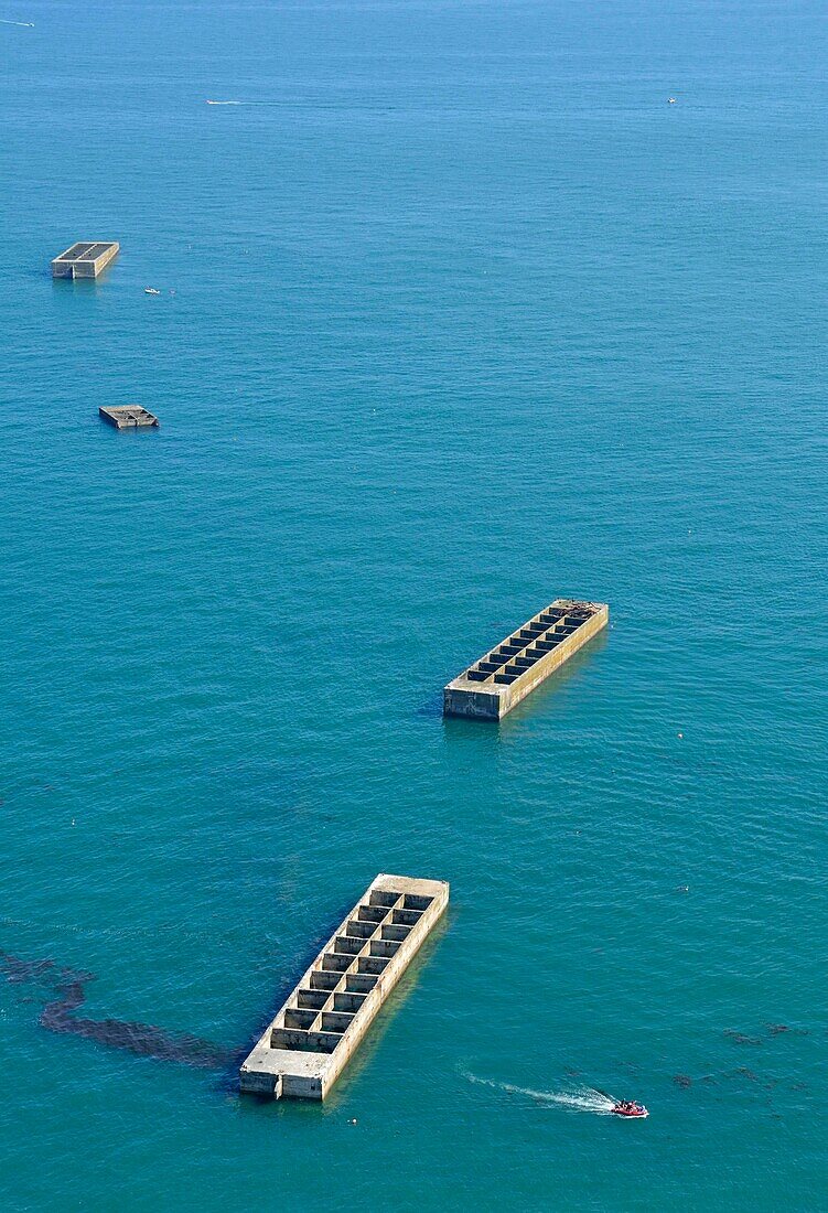 Frankreich,Calvados,Arromanches les Bains,Arromanches les Bains,Überreste von Mulberry B,Port Winston,Phoenix Wellenbrecher,Gold Beach,Einmarsch der Alliierten in das von Deutschland besetzte Frankreich bei der Landung in der Normandie am 6. Juni 1944