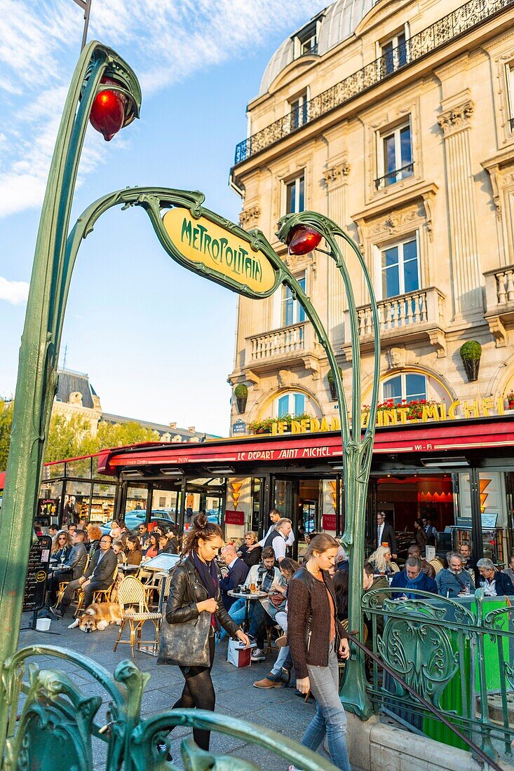 Frankreich,Paris,Place Saint Michel,der Eingang zur Metro von Hector Guimard