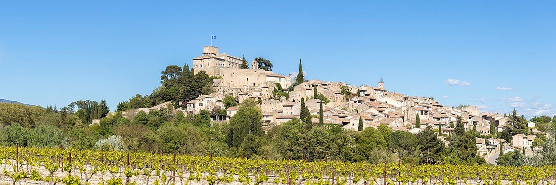 Frankreich,Vaucluse,Regionaler Naturpark des Luberon,Ansouis,die schönsten Dörfer Frankreichs mit dem Schloss aus dem 17. Jahrhundert und der Kirche St. Martin