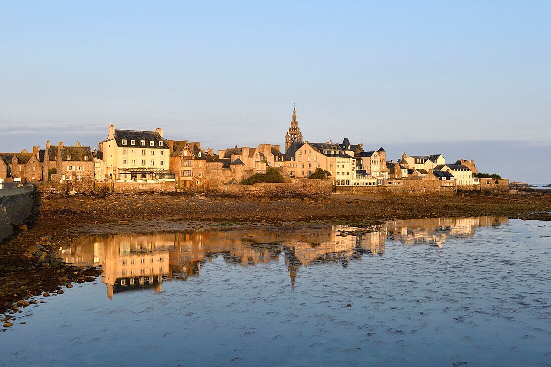 Frankreich,Finistere,Roscoff mit dem Uhrturm (1701) der Kirche Notre-Dame de Croaz Batz