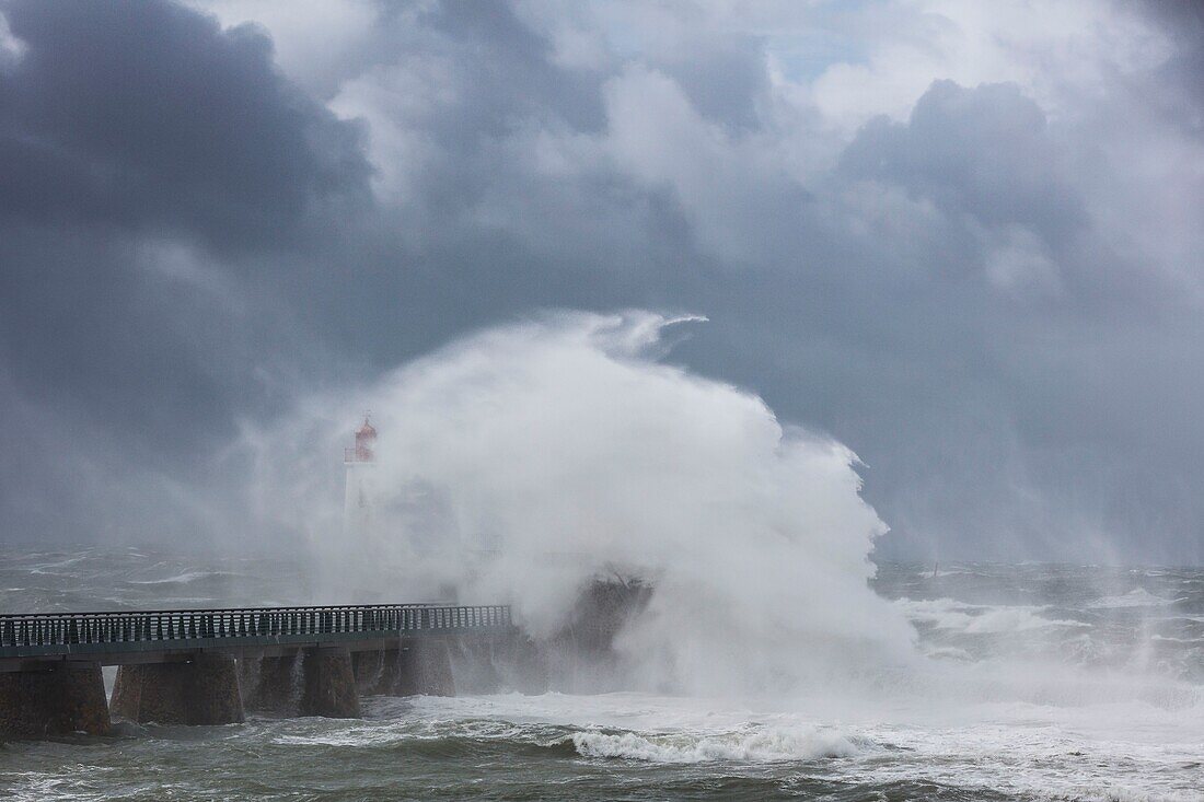 Frankreich,Vendee,Les Sables d'Olonne,Hafenkanal-Leuchtturm im Miguel-Sturm