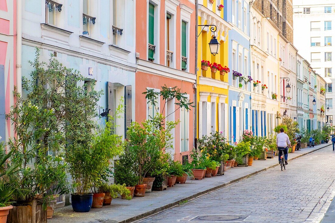 Frankreich,Paris,Stadtviertel Quinze Vingts,Rue Cremieux ist eine Fußgängerzone mit gepflasterten Straßen, gesäumt von kleinen Pavillons mit bunten Fassaden