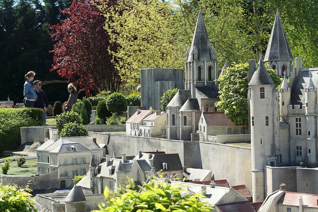 Frankreich,Indre et Loire,Loire-Tal als Weltkulturerbe der UNESCO,Amboise,Mini-Chateau Park,Besucher vor dem Modell der Abtei und der Stadt Loches