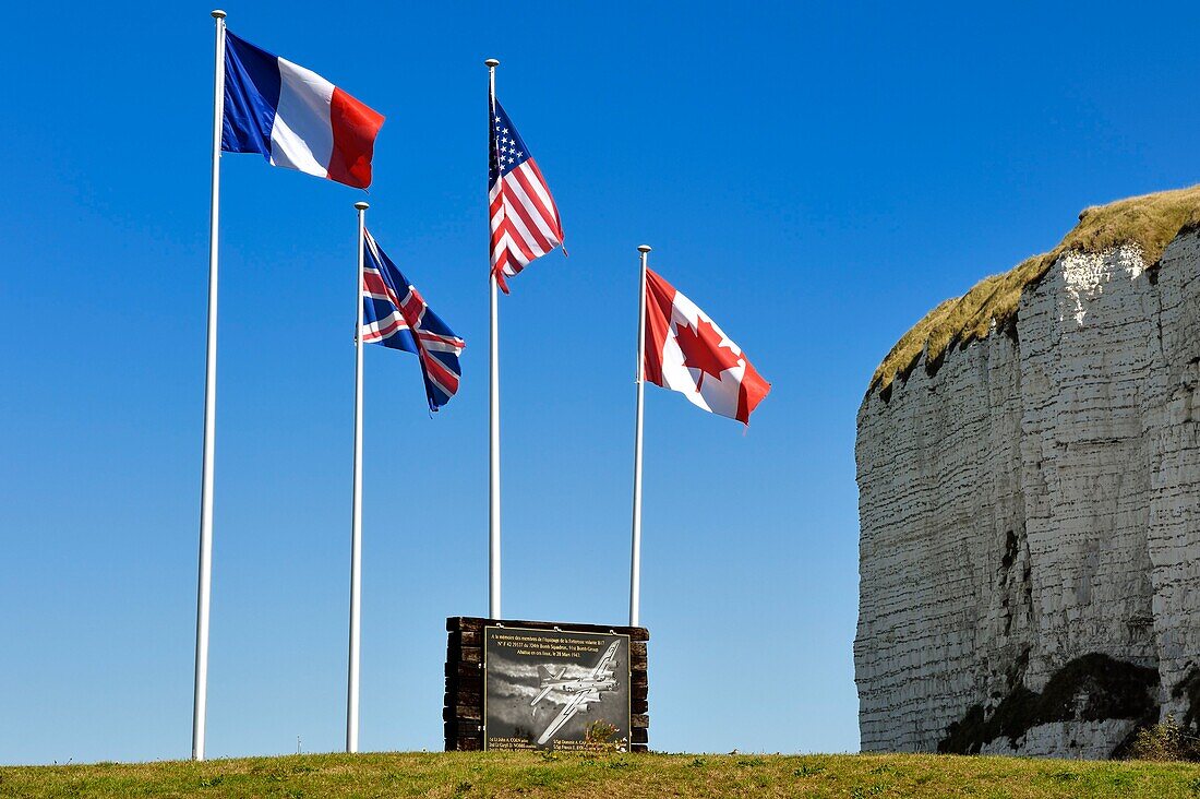 Frankreich,Seine-Maritime,Cote d'Albatre (Alabasterküste),Pays de Caux,Veulettes sur Mer,Gedenkstele an den im Zweiten Weltkrieg abgeschossenen Bomber B17