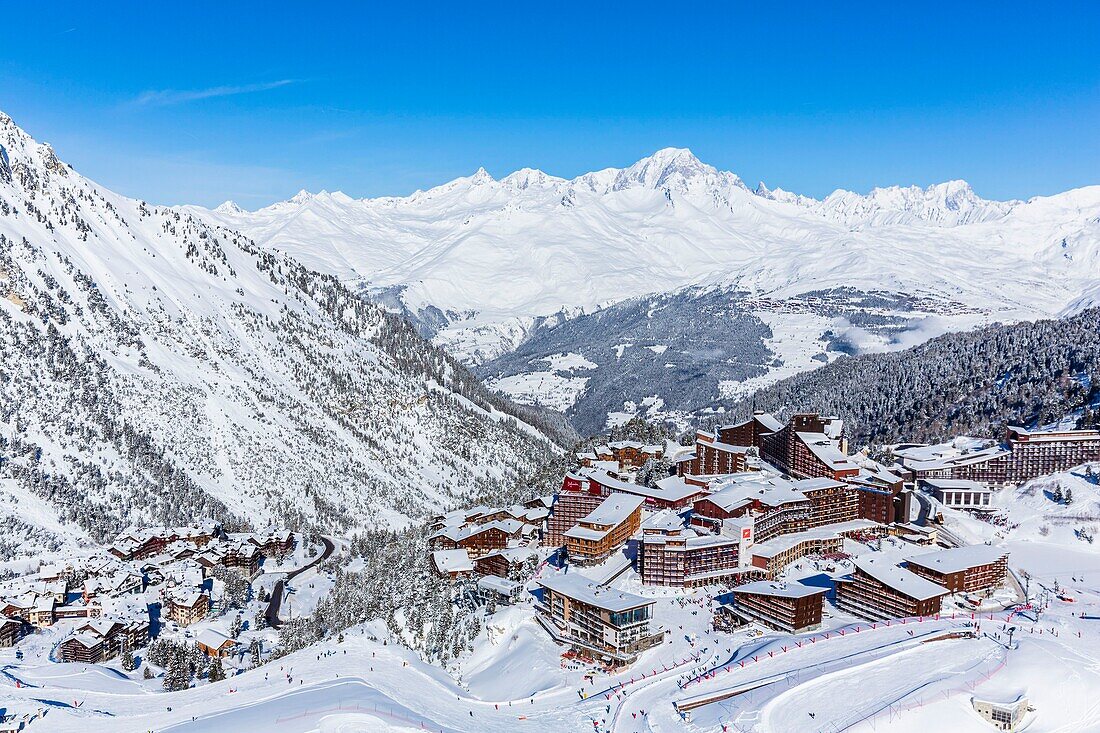 Frankreich,Savoie,Vanoise-Massiv,Tal der Haute Tarentaise,Les Arcs 2000,Teil des Paradiski-Gebiets,Blick auf den Mont Blanc (4810m) und das Skigebiet von La Rosiere (Luftaufnahme)