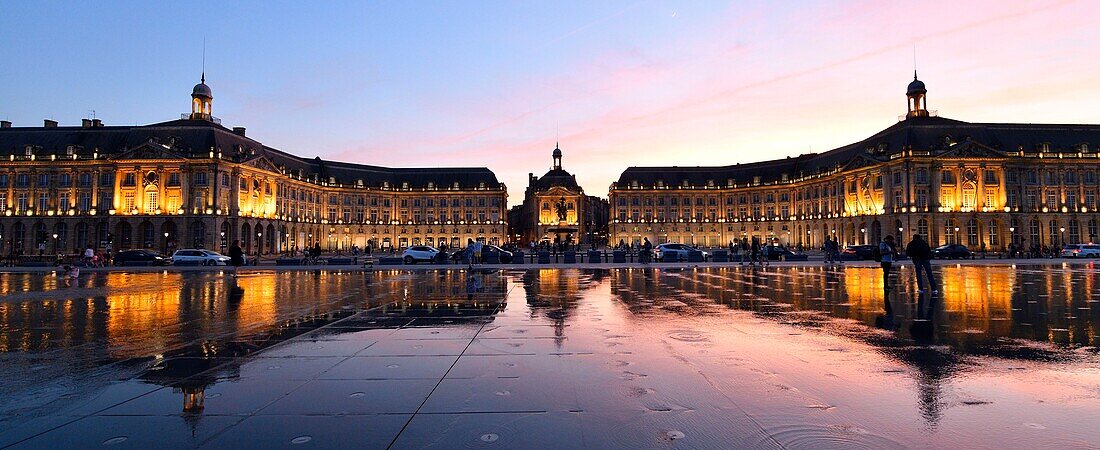 Frankreich,Gironde,Bordeaux,von der UNESCO zum Weltkulturerbe erklärtes Gebiet,Stadtviertel Saint Pierre,Place de la Bourse,das von Jean-Max Llorca geleitete reflektierende Becken aus dem Jahr 2006