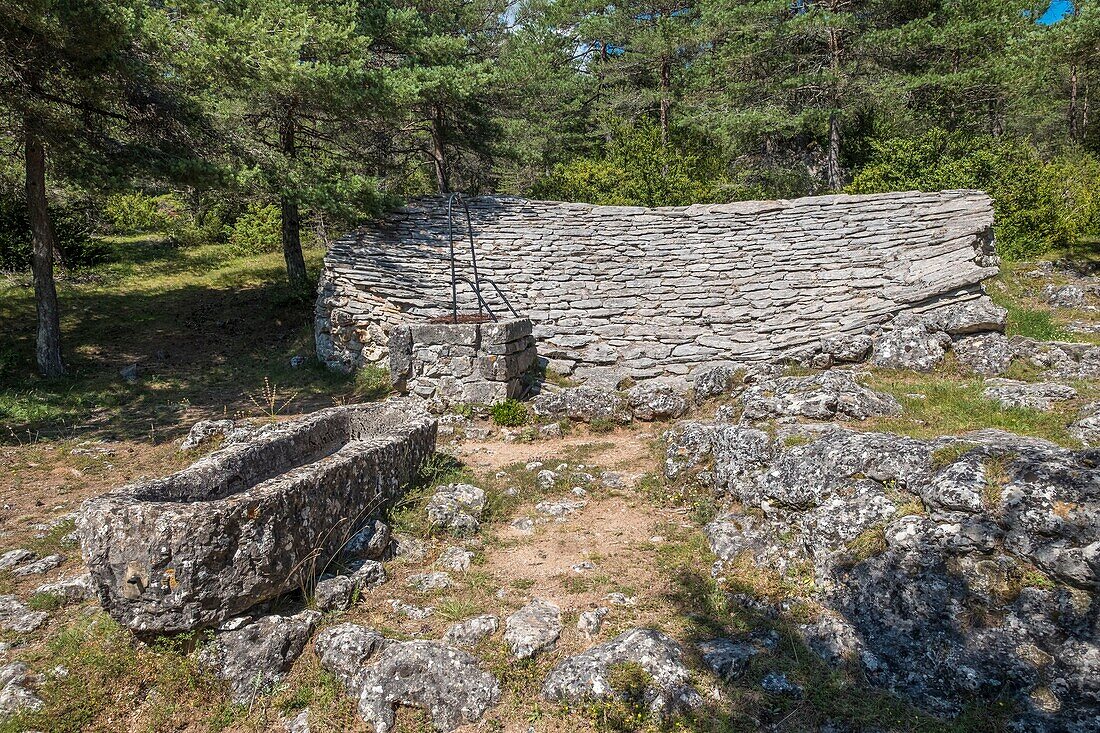 Frankreich,Aveyron,Regenwassernutzungsanlage mit Steindach, Zisterne, Brunnen und Trog,La Roujarie,Causse Noir