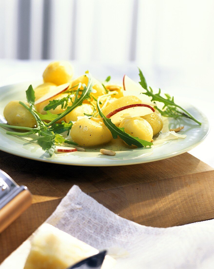 Marinierte Kartoffeln mit Apfelspalten, Parmesan & Rucola