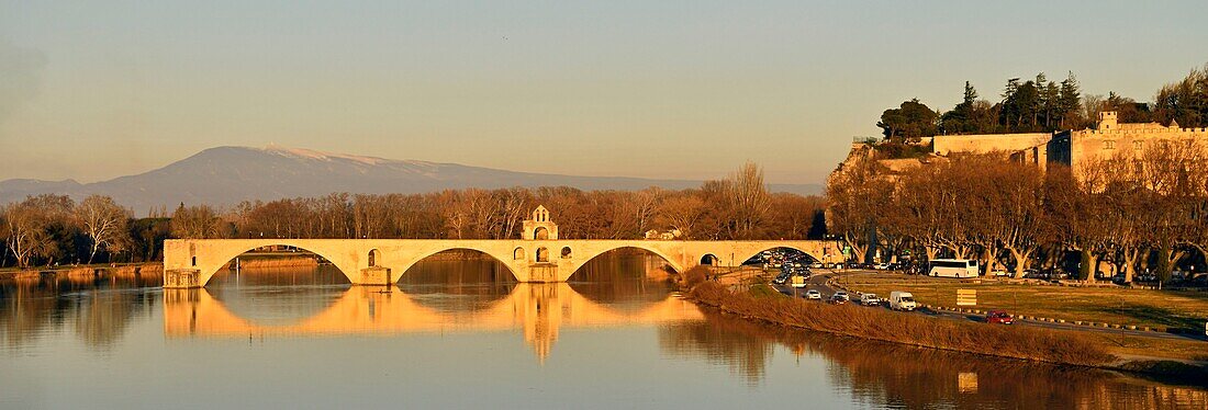 Frankreich,Vaucluse,Avignon,Saint Benezet-Brücke über die Rhone aus dem 12. Jahrhundert, UNESCO-Welterbe, im Hintergrund der Mont Ventoux