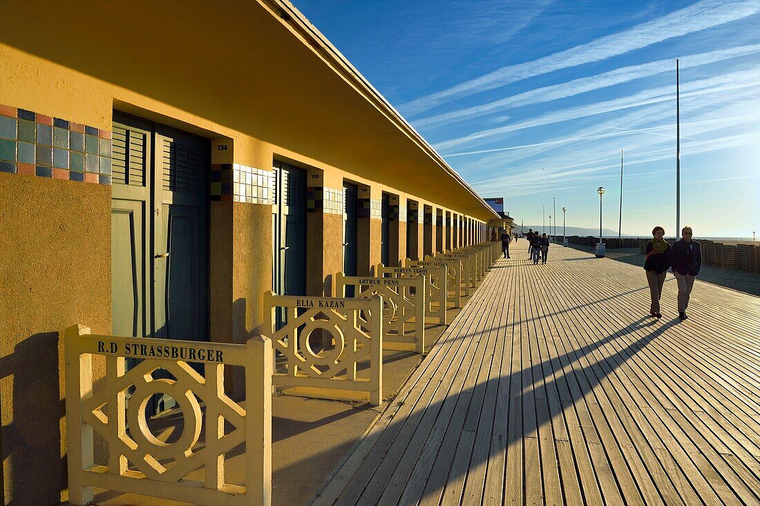 Frankreich,Calvados,Pays d'Auge,Deauville,die berühmten Planken am Strand,gesäumt von Badekabinen im Art-Déco-Stil,jede mit dem Namen eines Prominenten, der am amerikanischen Filmfestival in Deauville teilgenommen hat