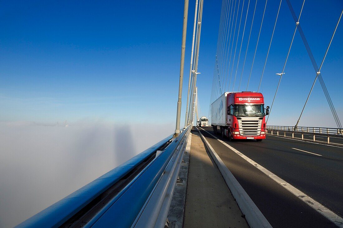 Frankreich,zwischen Calvados und Seine Maritime,die Pont de Normandie (Normandie-Brücke) überspannt die Seine im Nebel