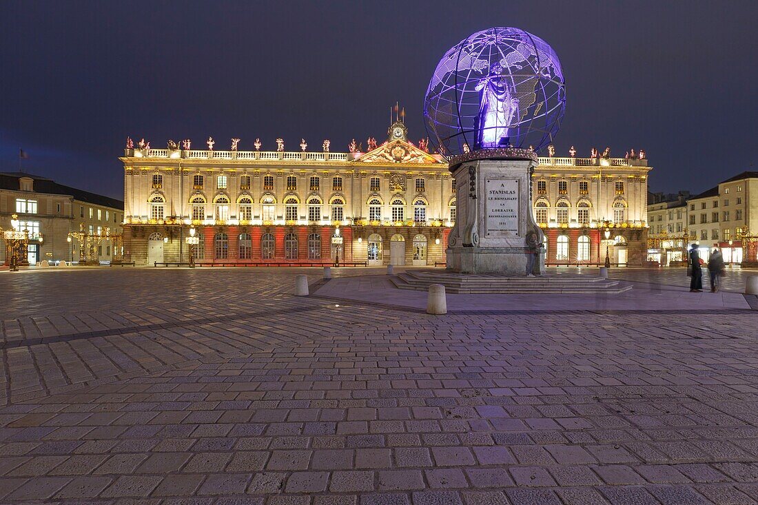 Frankreich,Meurthe et Moselle,Nancy,Stanislas-Platz (ehemaliger königlicher Platz),erbaut von Stanislas Leszczynski,König von Polen und letzter Herzog von Lothringen im 18. Jahrhundert,von der UNESCO zum Weltkulturerbe erklärt,Fassade des Rathauses,Statue von Stanislas