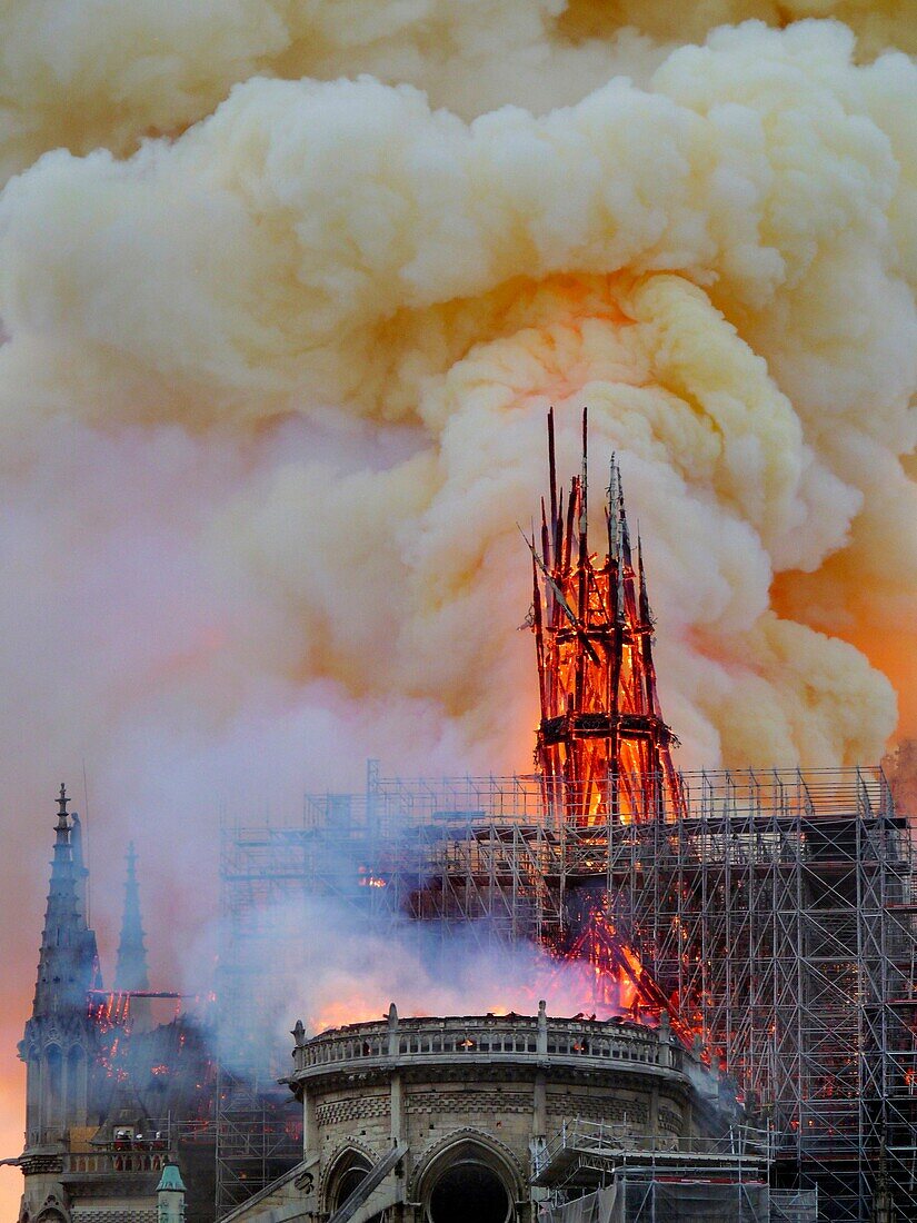 [ Unveröffentlicht - Exklusiv ] Frankreich,Paris,von der UNESCO zum Weltkulturerbe erklärtes Gebiet,Kathedrale Notre Dame aus dem 14. Jahrhundert während des Brandes am 15. April 2019,Nahaufnahme auf den zerbrochenen Pfeil,dicker gelber Rauch von der Verbrennung von Blei