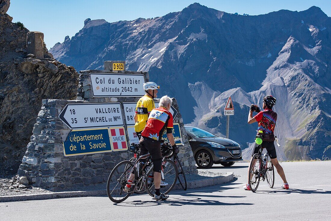 Frankreich,Savoie,Massif des Cerces,Valloire,Radfahrer-Besteigung des Col du Galibier,eine der Routen des größten Radfahrgebietes der Welt,Foto obligatorische Bergsteiger vor der Tafel am Gipfel