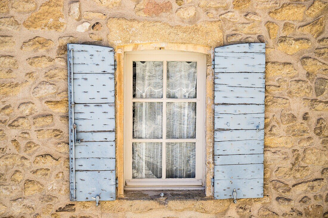 Frankreich,Vaucluse,Regionaler Naturpark Luberon,Ansouis,Ausgezeichnet als die schönsten Dörfer Frankreichs,Hausfenster
