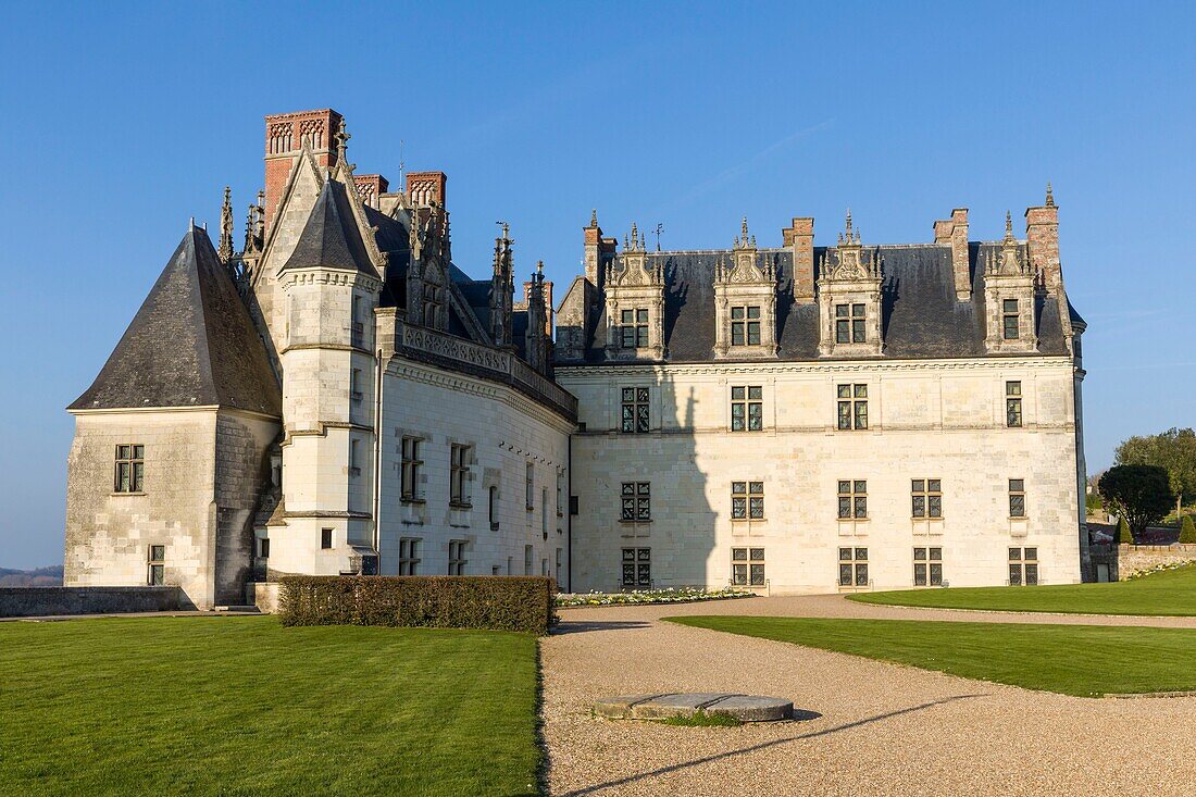 Frankreich,Indre et Loire,Loiretal als Weltkulturerbe der UNESCO,Amboise,Schloss Amboise,das Schloss von Amboise vom Innenhof und dem Garten
