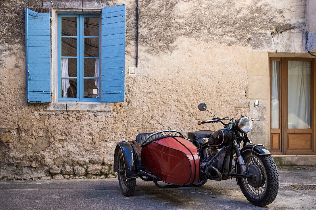 Frankreich,Vaucluse,Regionaler Naturpark Luberon,Cucuron,Oldtimer-Seitenwagen in einer Gasse des Dorfes