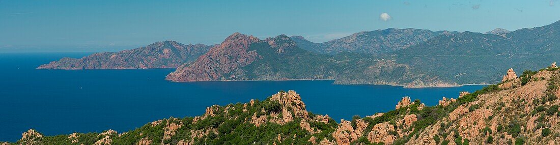 Frankreich,Corse du Sud,Golf von Porto,von der UNESCO zum Weltkulturerbe erklärt,Piana-Küste mit rosa Granitfelsen,Capo Senino und das Naturschutzgebiet der Halbinsel Scandola im Hintergrund