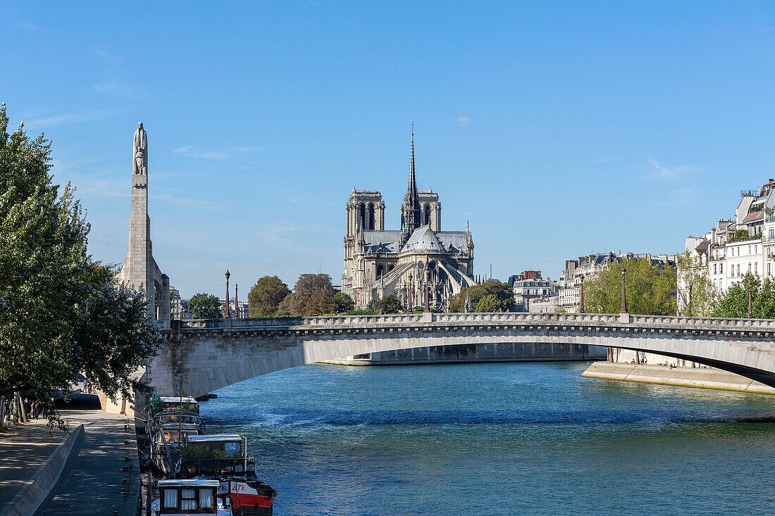 France,Paris,area listed as World heritage by UNESCO,The Seine at the the pont de la Tournelle on the backdrop of Notre-Dame