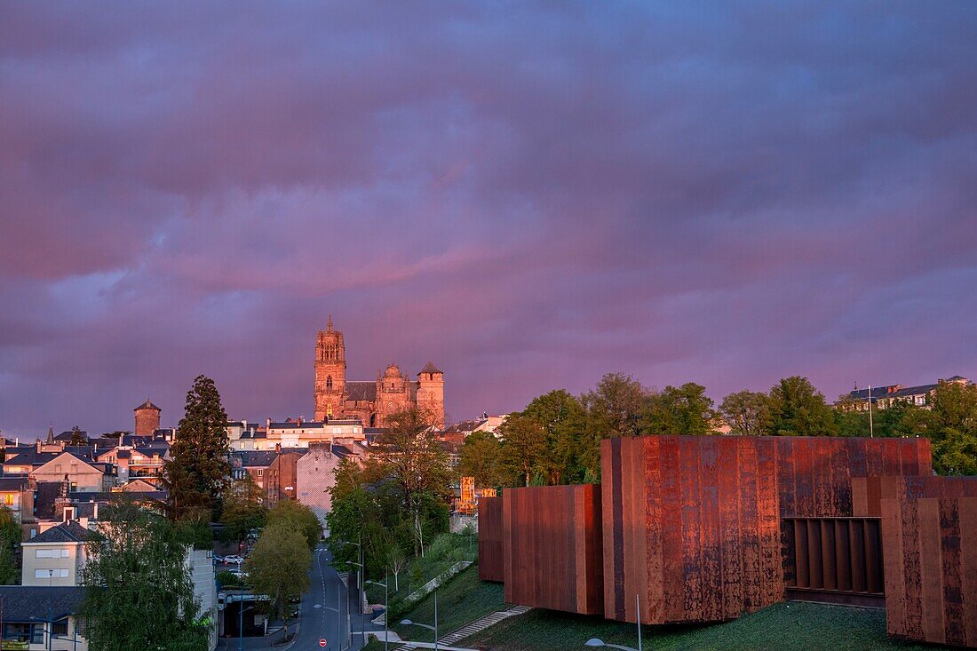 France,Aveyron,Rodez,the Soulages Museum,designed by the Catalan architects RCR associated with Passelac & Roques and Notre Dame cathedral