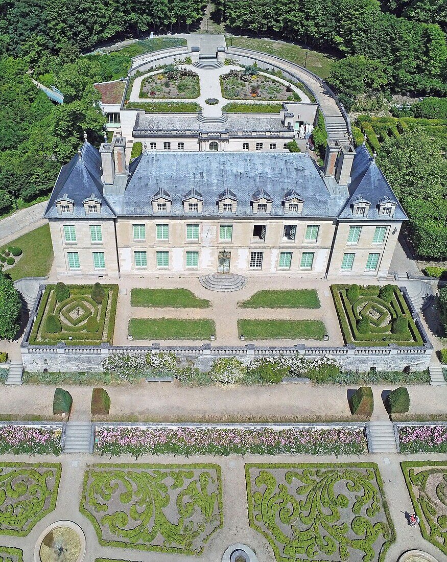 France,Val d'Oise,Auvers sur Oise,17th century castle and its French garden (aerial view)