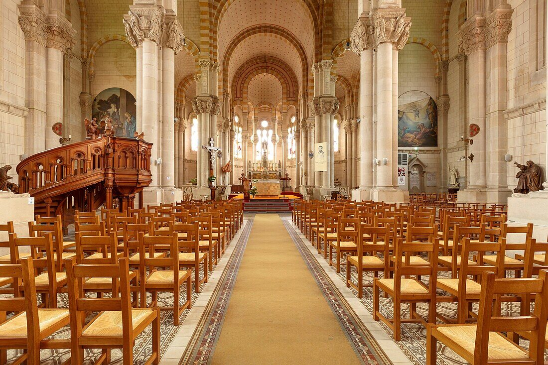 Frankreich,Meurthe et Moselle,Nancy,Basilika Sacre Coeur von Nancy im römisch-byzantinischen Stil,das Kirchenschiff und der Chor